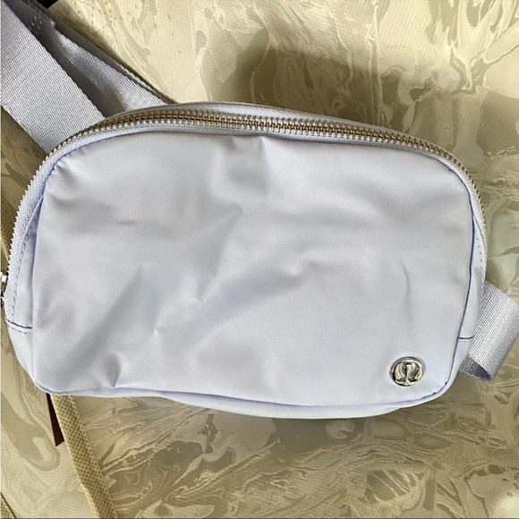 NWT lululemon everywhere belt bag pastel blue - Picture 3 of 6